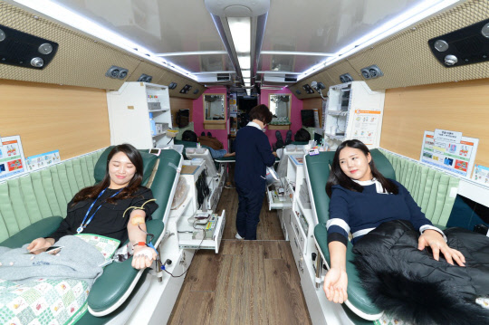 한국가스공사는 지난 15일 본사에서 대구경북적십자혈액원과 사랑의 헌혈 행사를 열었다고 16일 밝혔다. 가스공사 임직원 50여명이 헌혈 행사에 동참했으며 헌혈증서는 중증환자, 병원 등에 기탁한다. 가스공사는 연 2회 임직원이 참여하는 헌혈 행사를 이어오고 있다. <한국가스공사 제공>